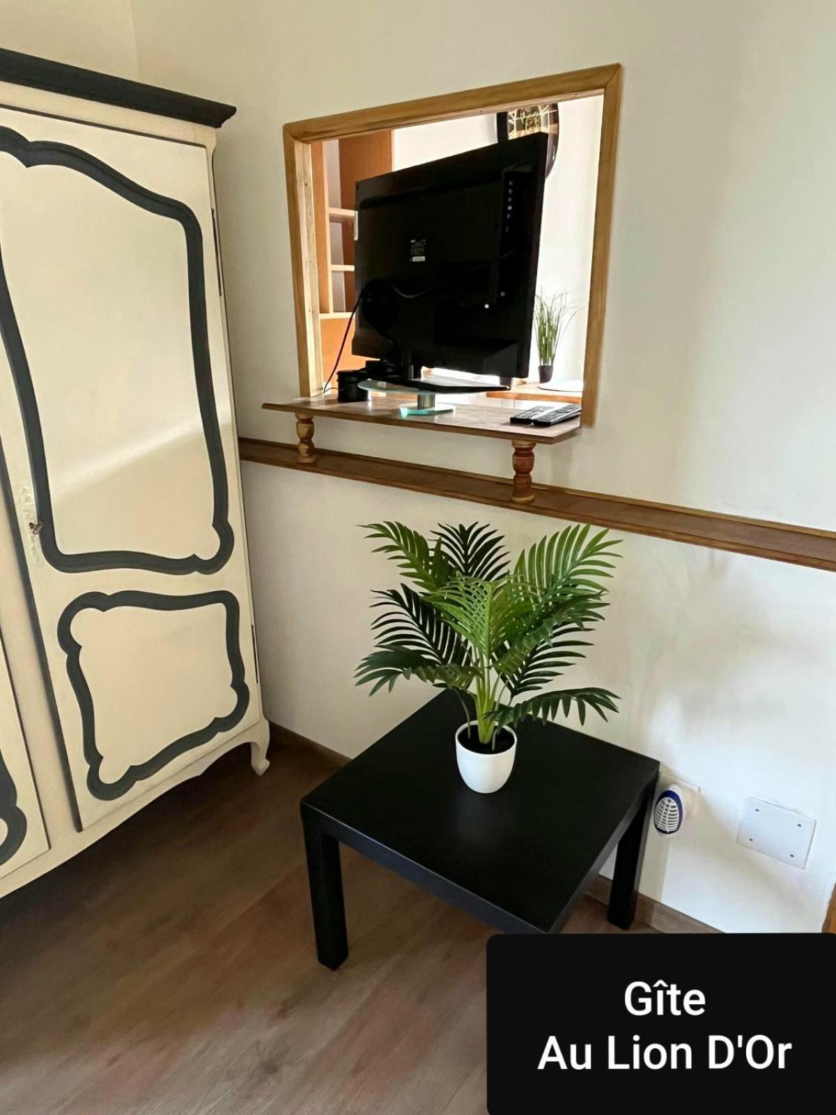 Ferienwohnung Au Lion D'Or Les Roches-l'Eveque Exterior foto